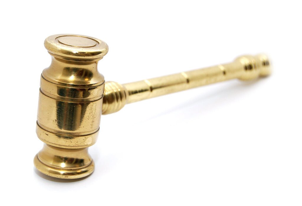 Acusan de homicidio involuntario a un médico por la muerte de una mujer en un retiro psicodélico no regulado de Miami Beach