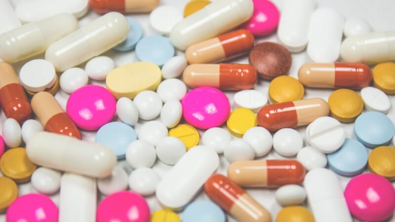 Cápsulas y medicamentos sobre una superficie