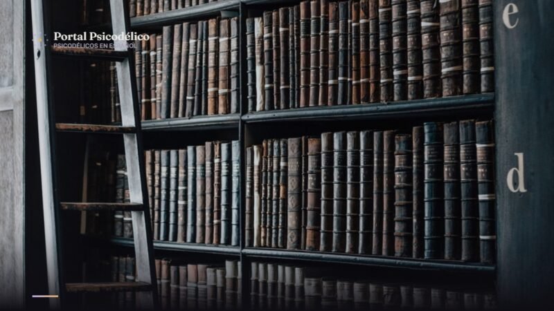 estantería antigua de una biblioteca con libros de etnobotánica