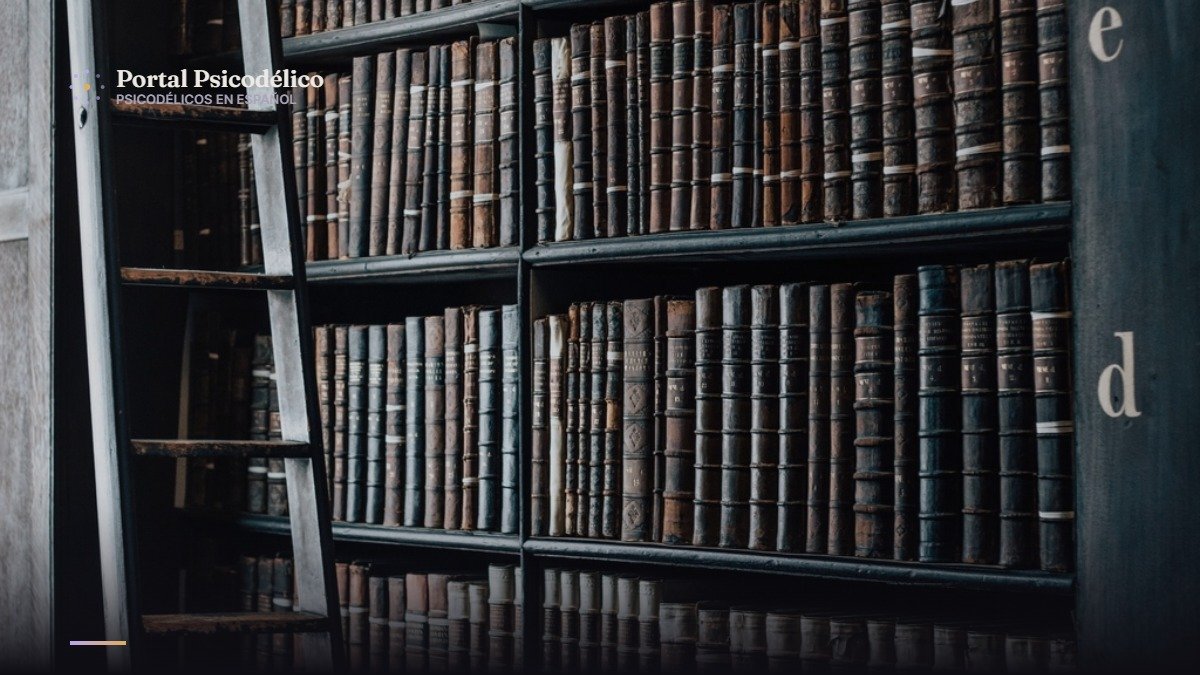 estantería antigua de una biblioteca con libros de etnobotánica