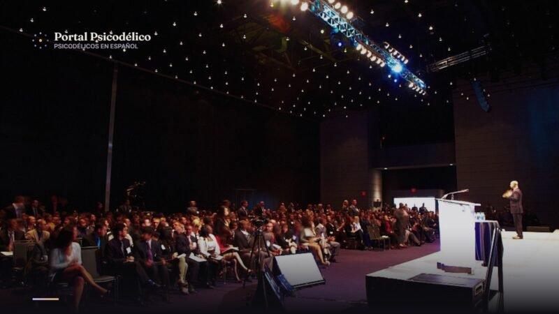 Público en una conferencia sobre psicodélicos, agenda de eventos