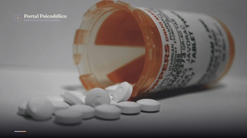 Pastillas sobre una superficie, ilustrando el debate sobre la aprobación de psicodélicos por la FDA
