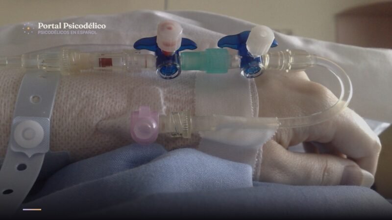 Vía intravenosa en un entorno clínico, en referencia al uso de ketamina en el ensayo KARE